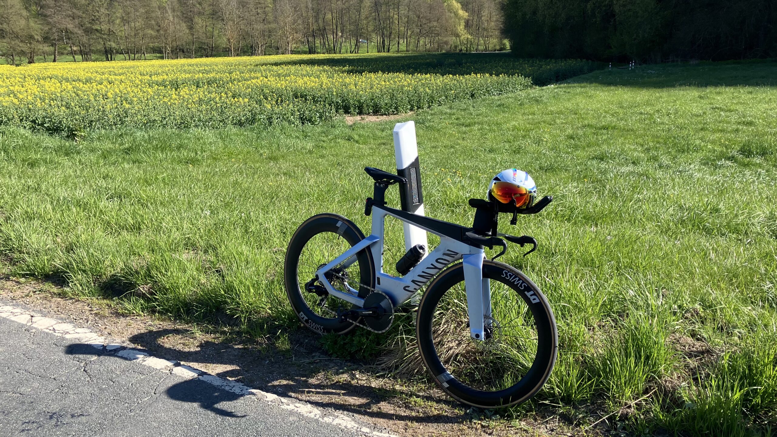 Raps, Wind, Sonne und eine Schotterpassage
